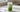 Iced Matcha in einem klaren hohen Glas mit Eis