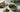 Feines Matcha Pulver neben einer glatten gruener Matcha-Basis