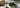 Feines Matcha Pulver neben einer glatten gruener Matcha-Basis