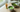 Matcha Whisking in ruhiger moderner Matcha-Szene