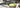 Cremiger Matcha Latte wird in einem Glas serviert