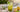 Matcha Lemonade mit Zitrone und Eis im Glas