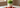 Erdbeer Matcha Latte im Glas mit roter Fruchtbasis und grüner Schicht