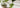 Kalter Matcha wird mit Eiswasser zubereitet
