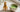 Bambus Matcha Besen neben schaumigem Matcha