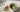 Bambus Matcha Whisk neben Schale mit grünem Matcha