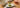 Teelöffel Matcha wird neben Küchenwaage in Gramm eingeordnet